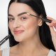 Close-up van het oog met Nanobrow wenkbrauwconditioner in het wenkbrauwgebied