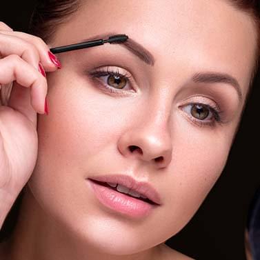 Femme blonde utilisant le gel pour les sourcils