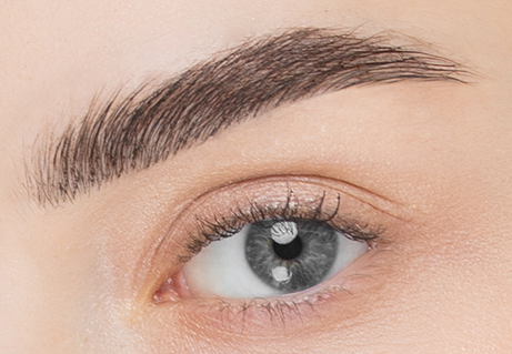 Gros plan d'un oeil avec de longs cils