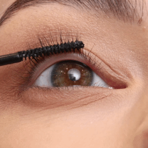 Gros plan d'un modèle appliquant le bonder