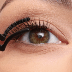 Gros plan d'un mannequin effiloché les cils