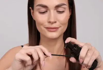 Model wast de make-up van haar oogleden af