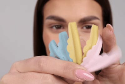 Model dat een siliconenstaafje op haar bovenste ooglid aanbrengt