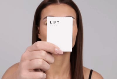 Model aanbrengen Stap 1 - Lift de wimpers