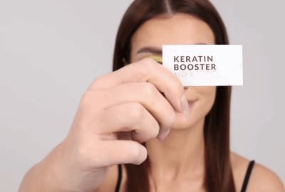 Model aanbrengen Stap 3 - Keratin Booster op wimpers